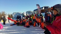 Czekamy na wyniki zawodów narciarskich - ogródek Włoskiej szkółki przy górnej stacji gondoli w Falcade